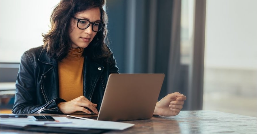 Freelancer using SendMyCall virtual number and call forwarding to manage client calls professionally