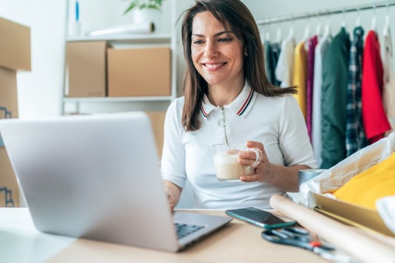 Small business owner using SendMyCall virtual numbers to manage customer calls efficiently